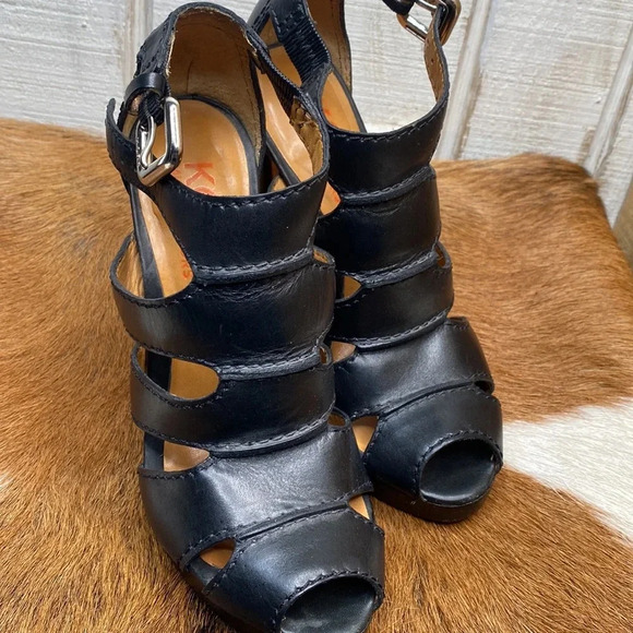 Women’s Michael kors heel shoes size 6.5 chexk them out thanks 🙏 - Picture 2 of 9